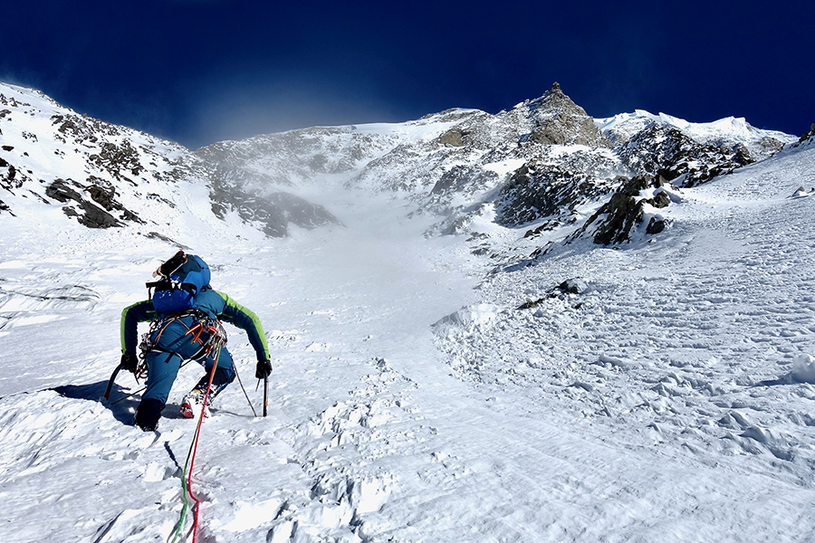 Symon Welfringer durante l'ascensione della parete sud